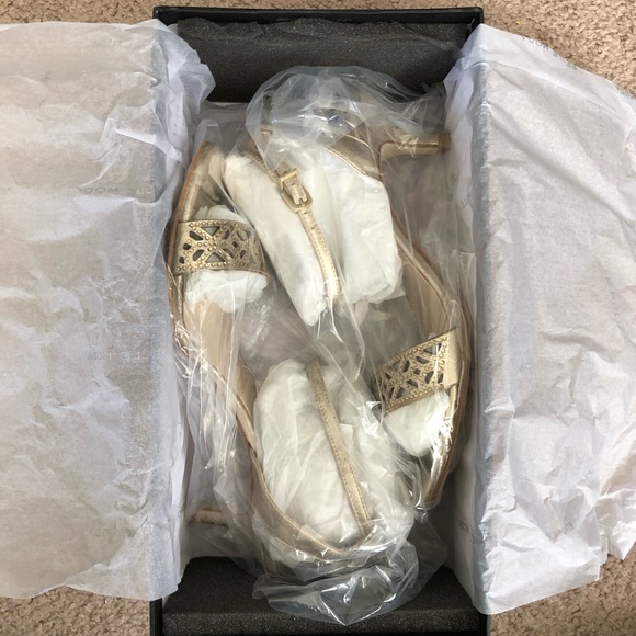 NWT Pelle Moda Otis Heels in Gold - Picture 7 of 7